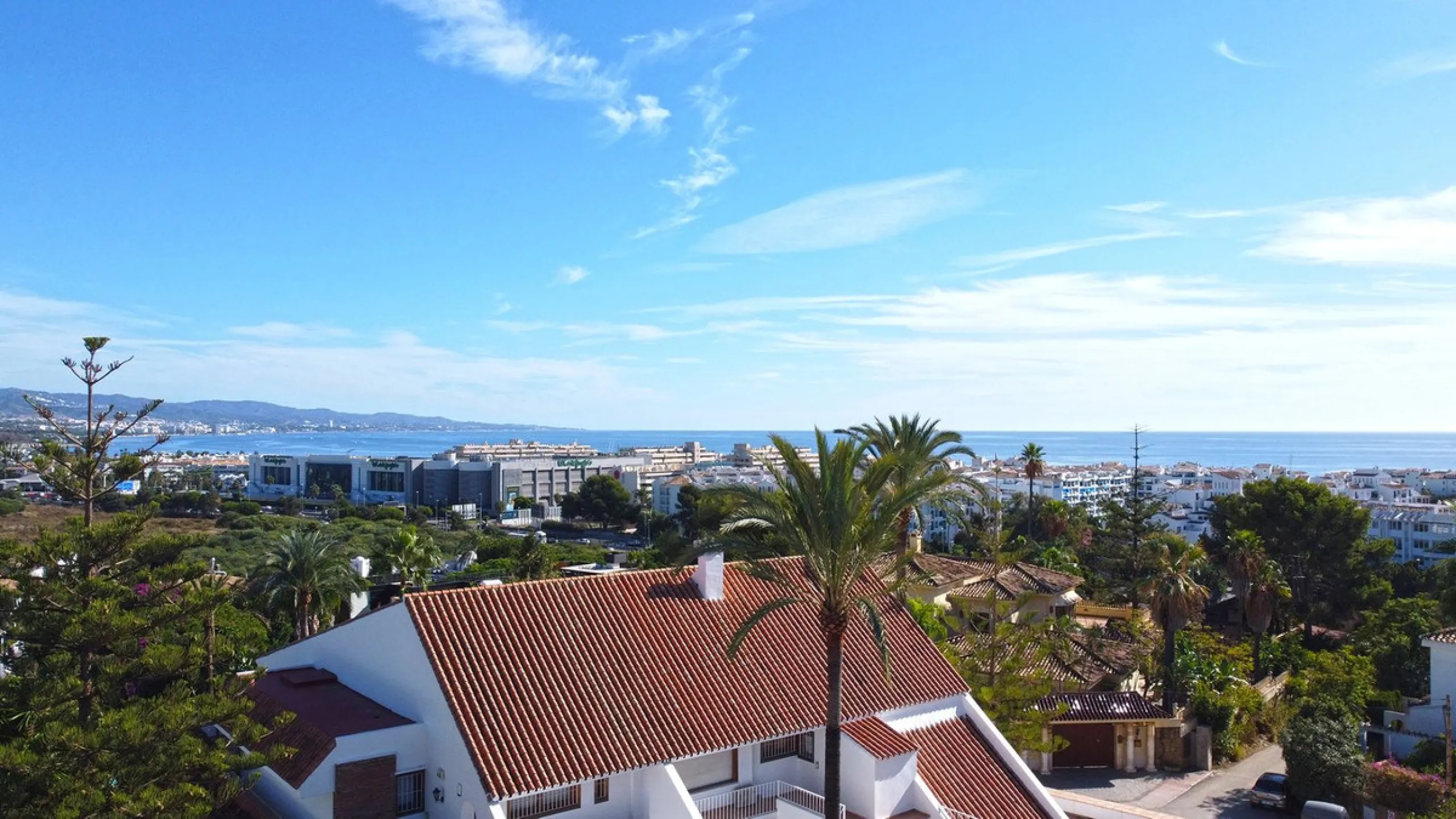 Attention investors/developers. Exclusive property in a privileged location that makes it unique on the market, just 200 metres from Puerto Banús.