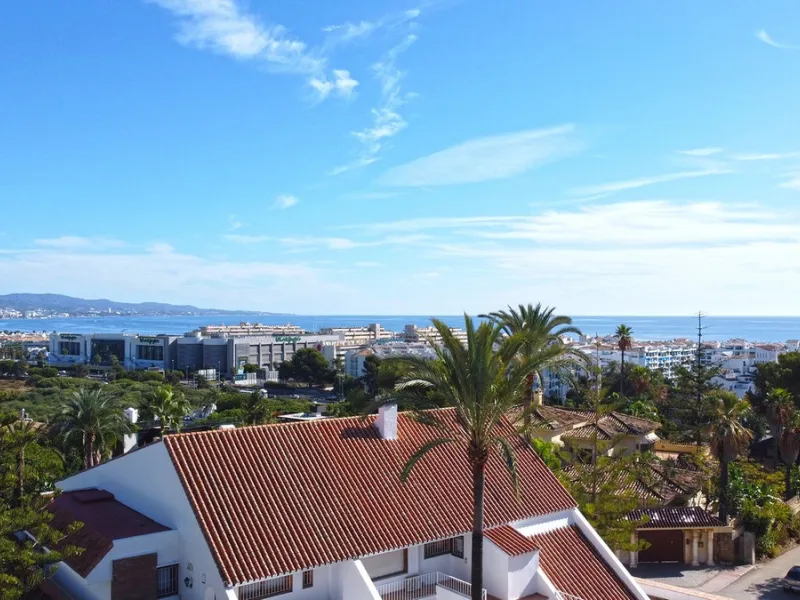 Attention investors/developers. Exclusive property in a privileged location that makes it unique on the market, just 200 metres from Puerto Banús.