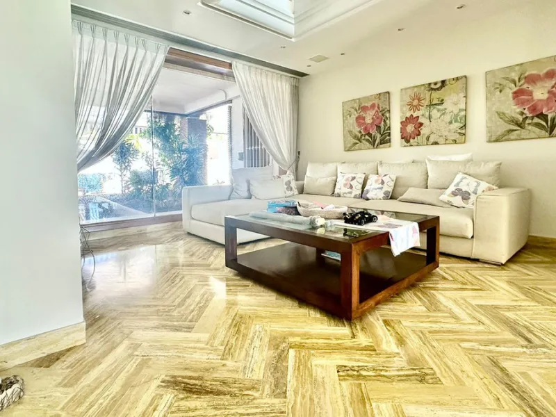 Attention investors/developers. Exclusive property in a privileged location that makes it unique on the market, just 200 metres from Puerto Banús.
