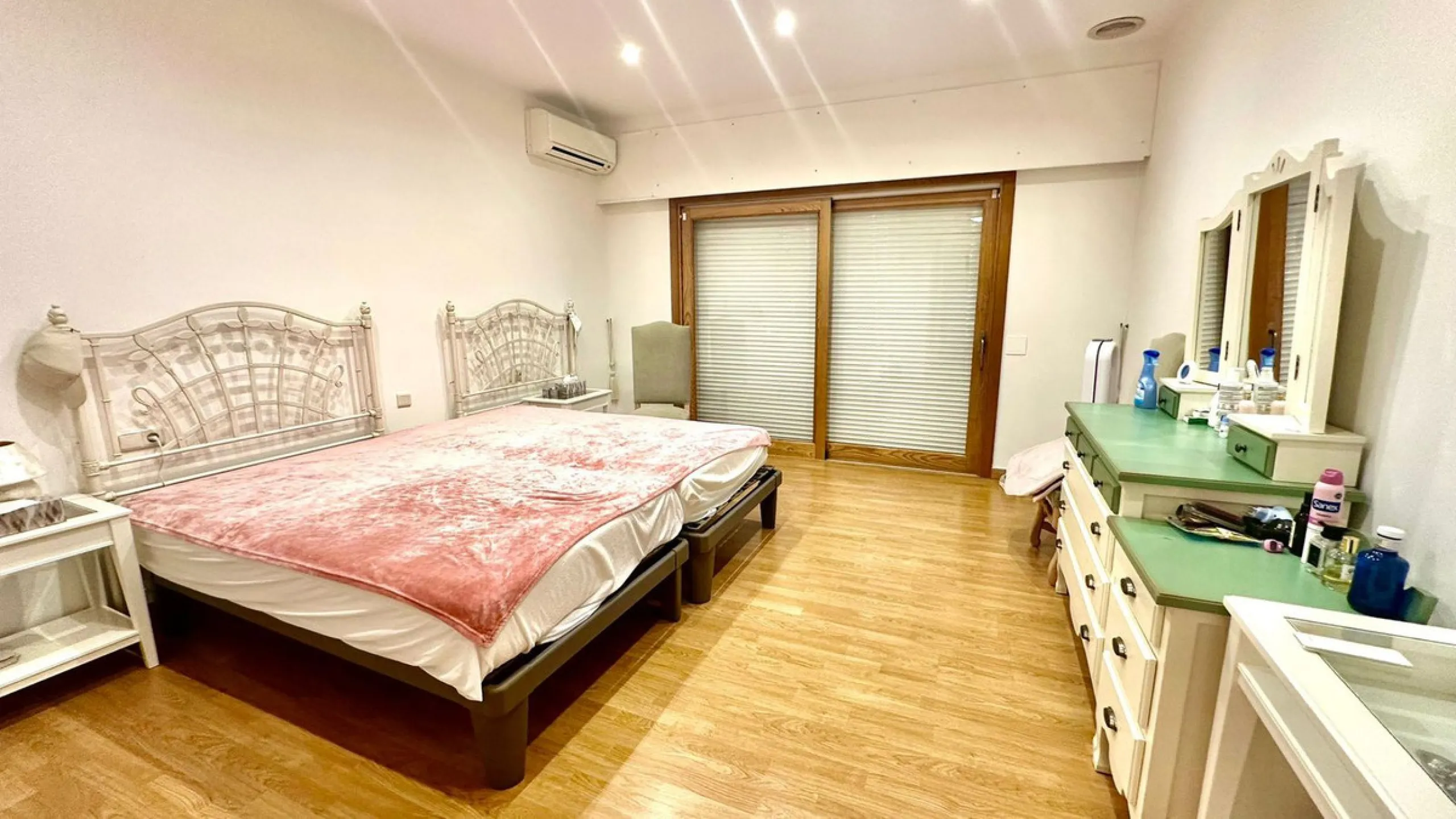 Attention investors/developers. Exclusive property in a privileged location that makes it unique on the market, just 200 metres from Puerto Banús.