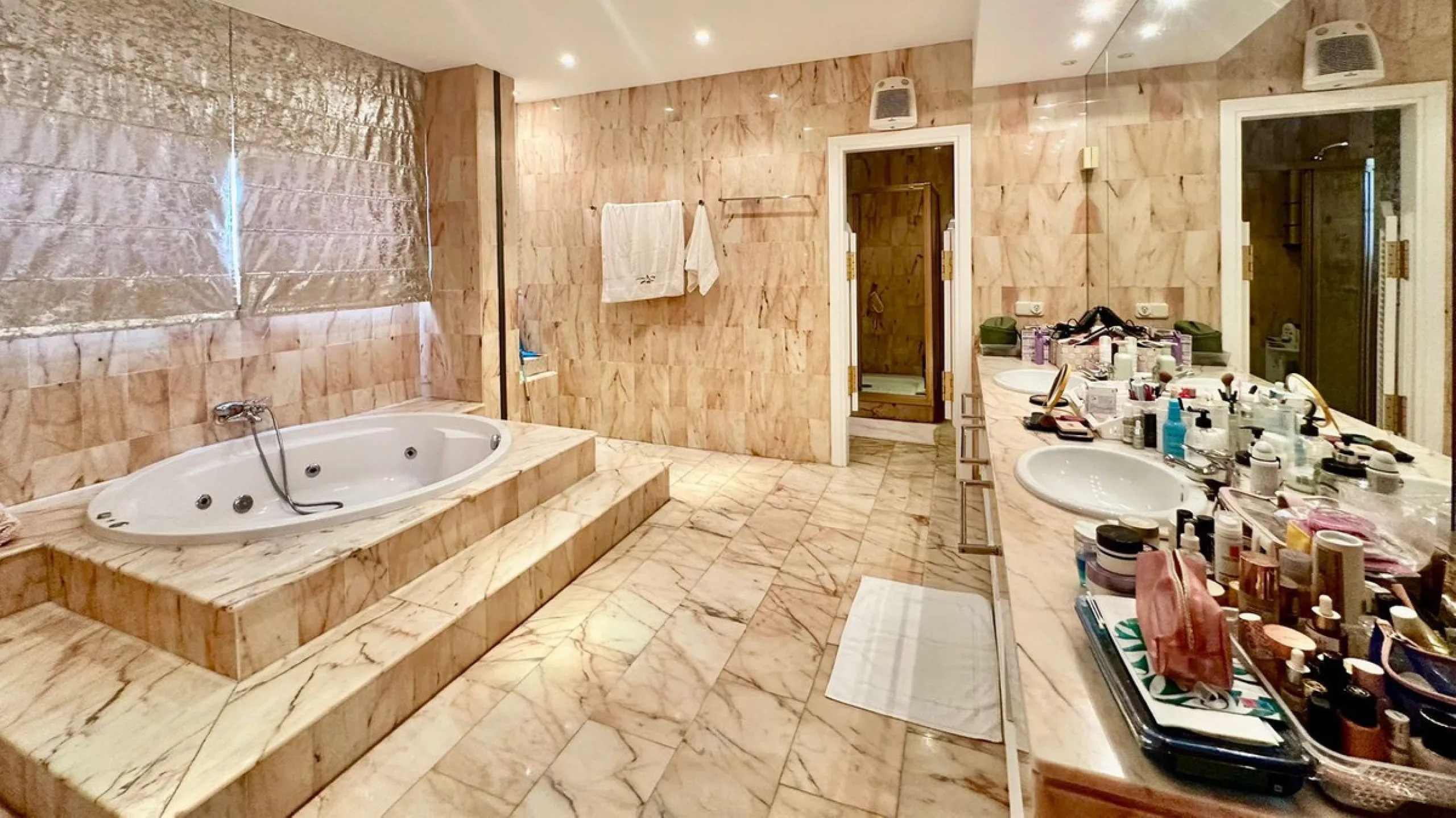 Attention investors/developers. Exclusive property in a privileged location that makes it unique on the market, just 200 metres from Puerto Banús.