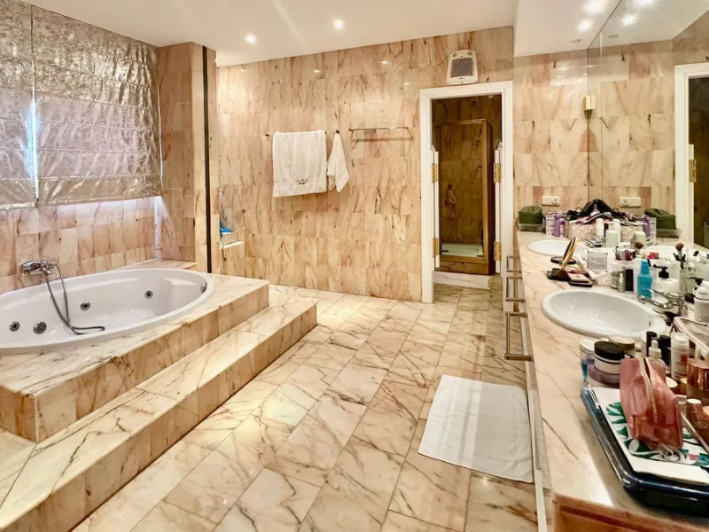 Attention investors/developers. Exclusive property in a privileged location that makes it unique on the market, just 200 metres from Puerto Banús.