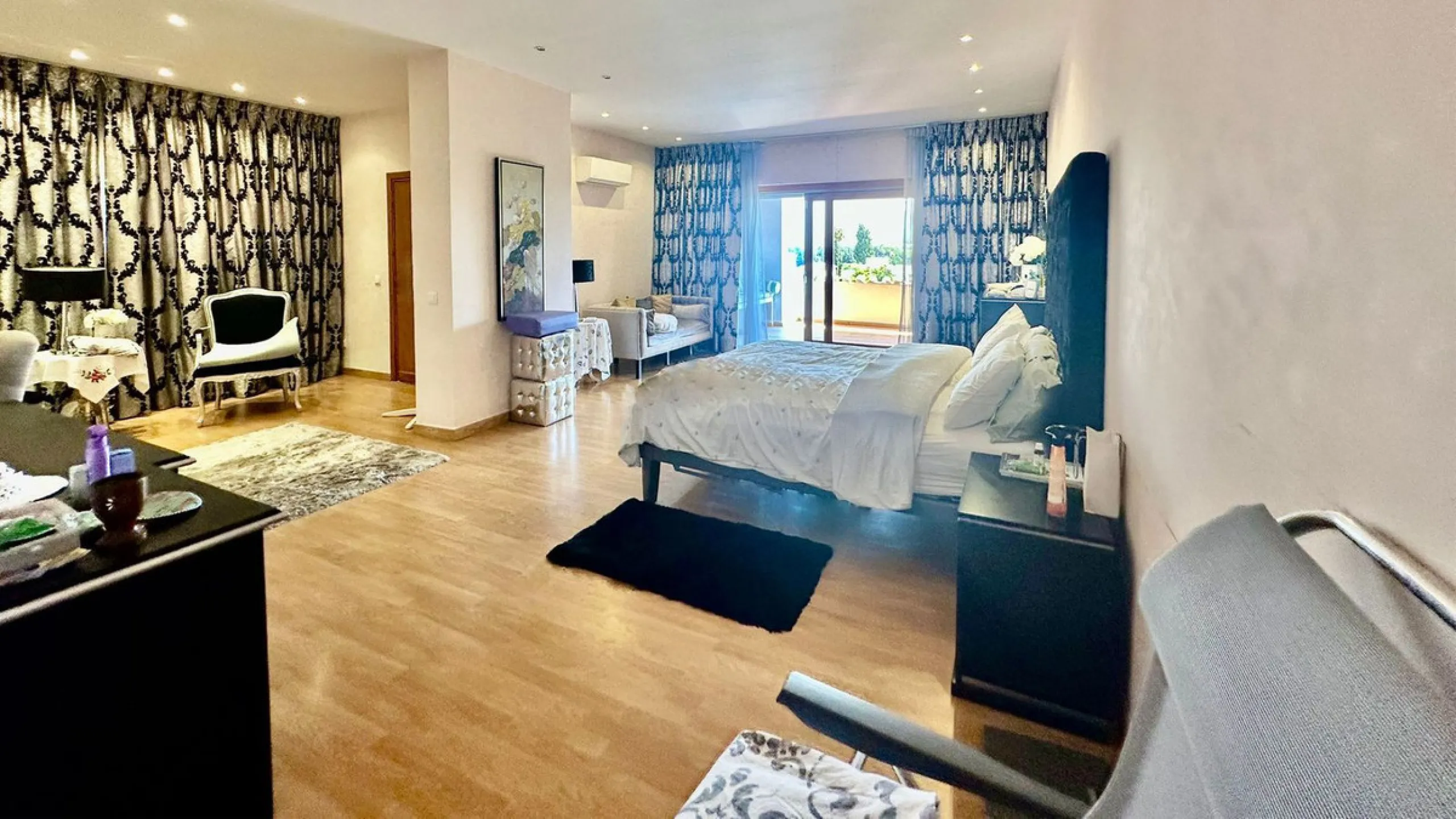 Attention investors/developers. Exclusive property in a privileged location that makes it unique on the market, just 200 metres from Puerto Banús.