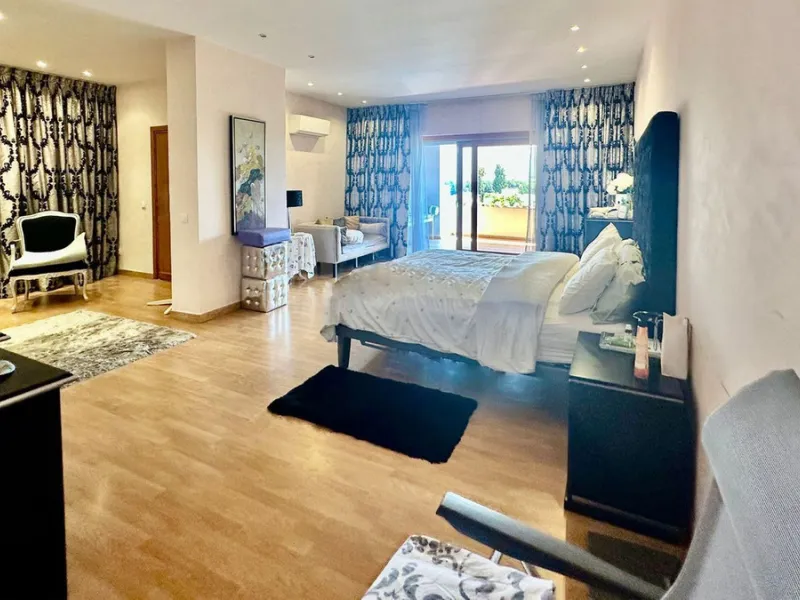 Attention investors/developers. Exclusive property in a privileged location that makes it unique on the market, just 200 metres from Puerto Banús.