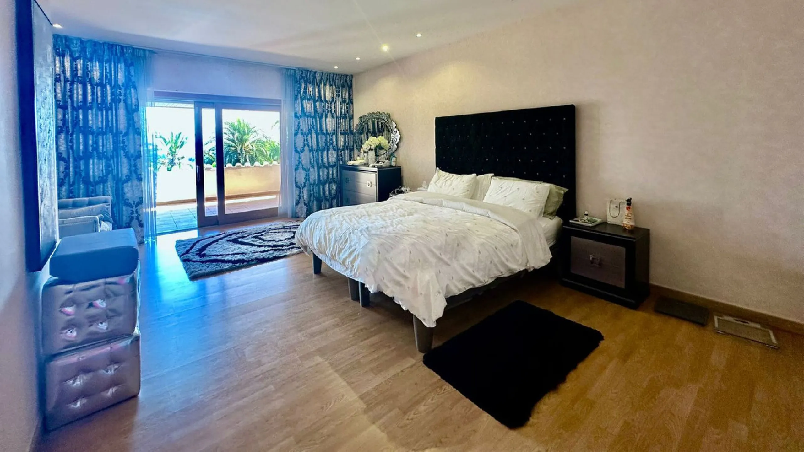 Attention investors/developers. Exclusive property in a privileged location that makes it unique on the market, just 200 metres from Puerto Banús.