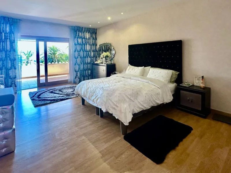 Attention investors/developers. Exclusive property in a privileged location that makes it unique on the market, just 200 metres from Puerto Banús.