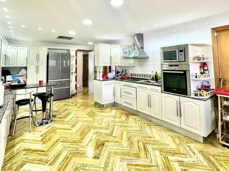 Attention investors/developers. Exclusive property in a privileged location that makes it unique on the market, just 200 metres from Puerto Banús.