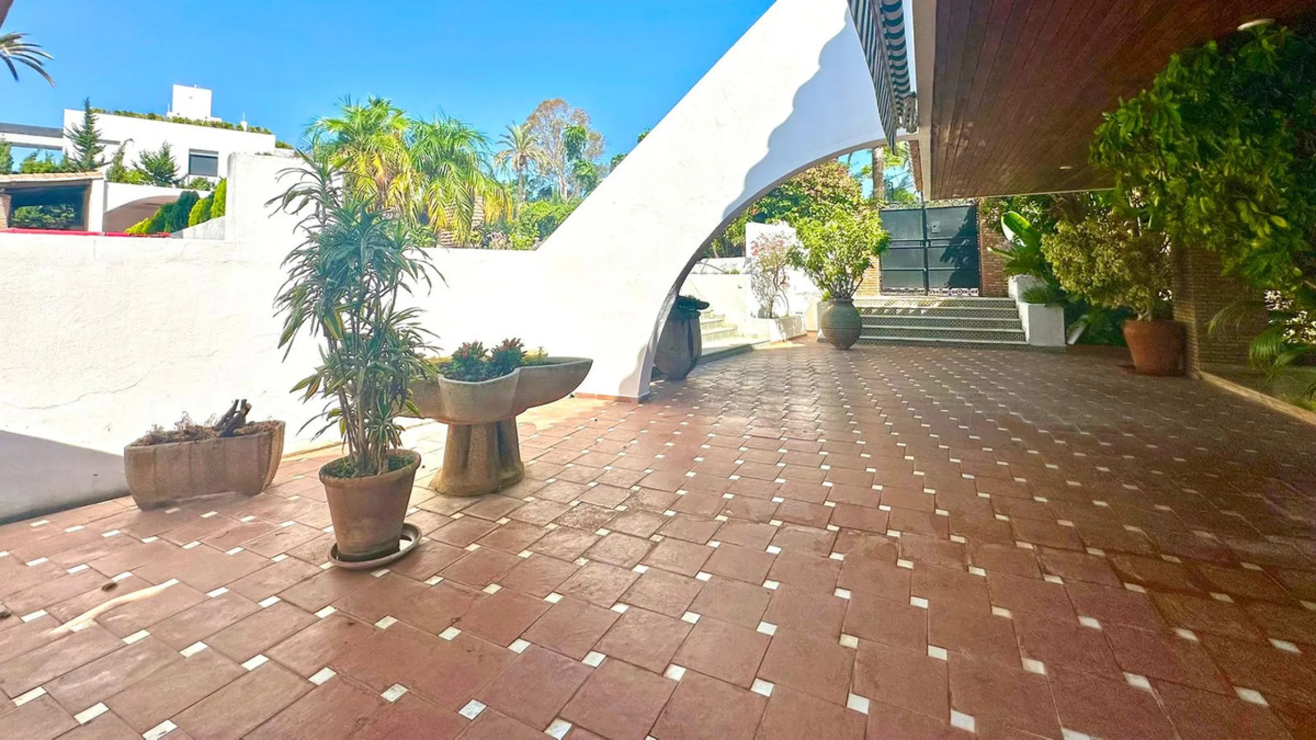 Attention investors/developers. Exclusive property in a privileged location that makes it unique on the market, just 200 metres from Puerto Banús.