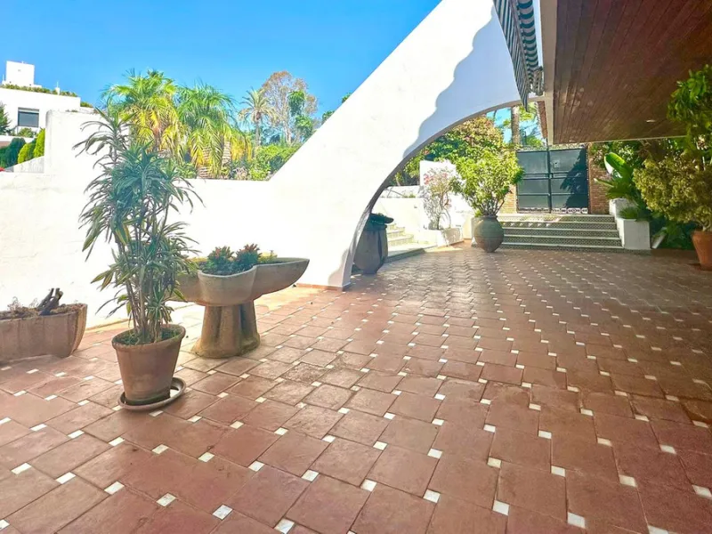 Attention investors/developers. Exclusive property in a privileged location that makes it unique on the market, just 200 metres from Puerto Banús.