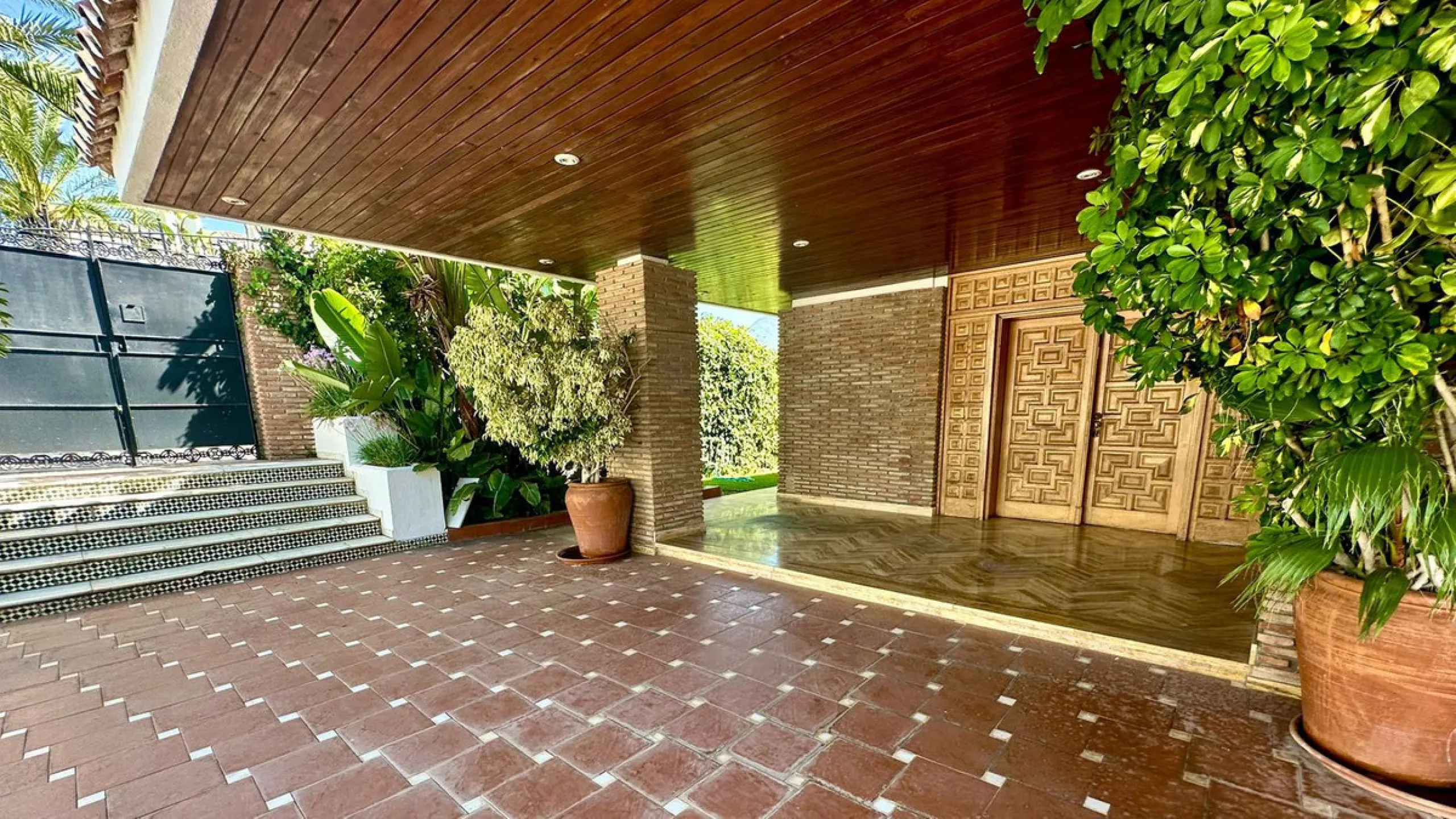 Attention investors/developers. Exclusive property in a privileged location that makes it unique on the market, just 200 metres from Puerto Banús.