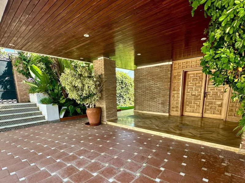 Attention investors/developers. Exclusive property in a privileged location that makes it unique on the market, just 200 metres from Puerto Banús.