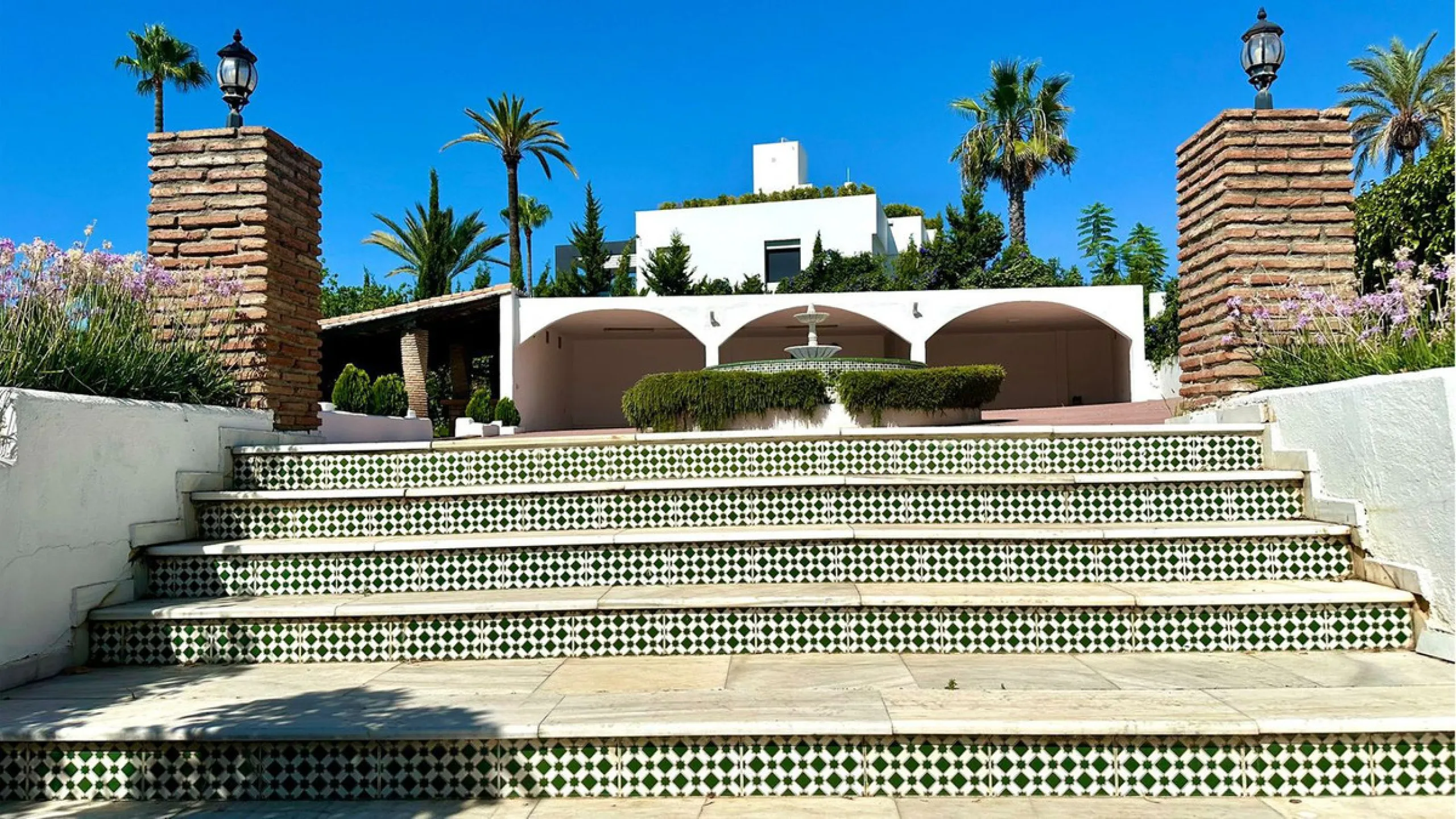 Attention investors/developers. Exclusive property in a privileged location that makes it unique on the market, just 200 metres from Puerto Banús.