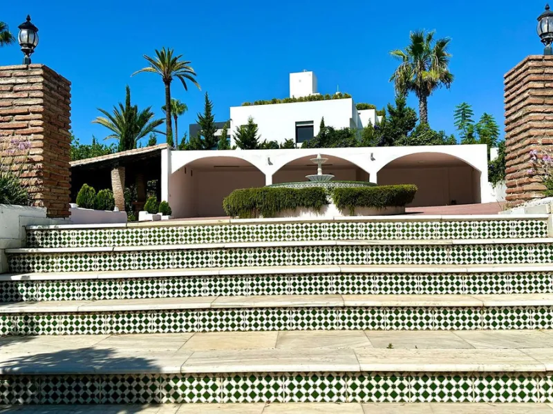 Attention investors/developers. Exclusive property in a privileged location that makes it unique on the market, just 200 metres from Puerto Banús.