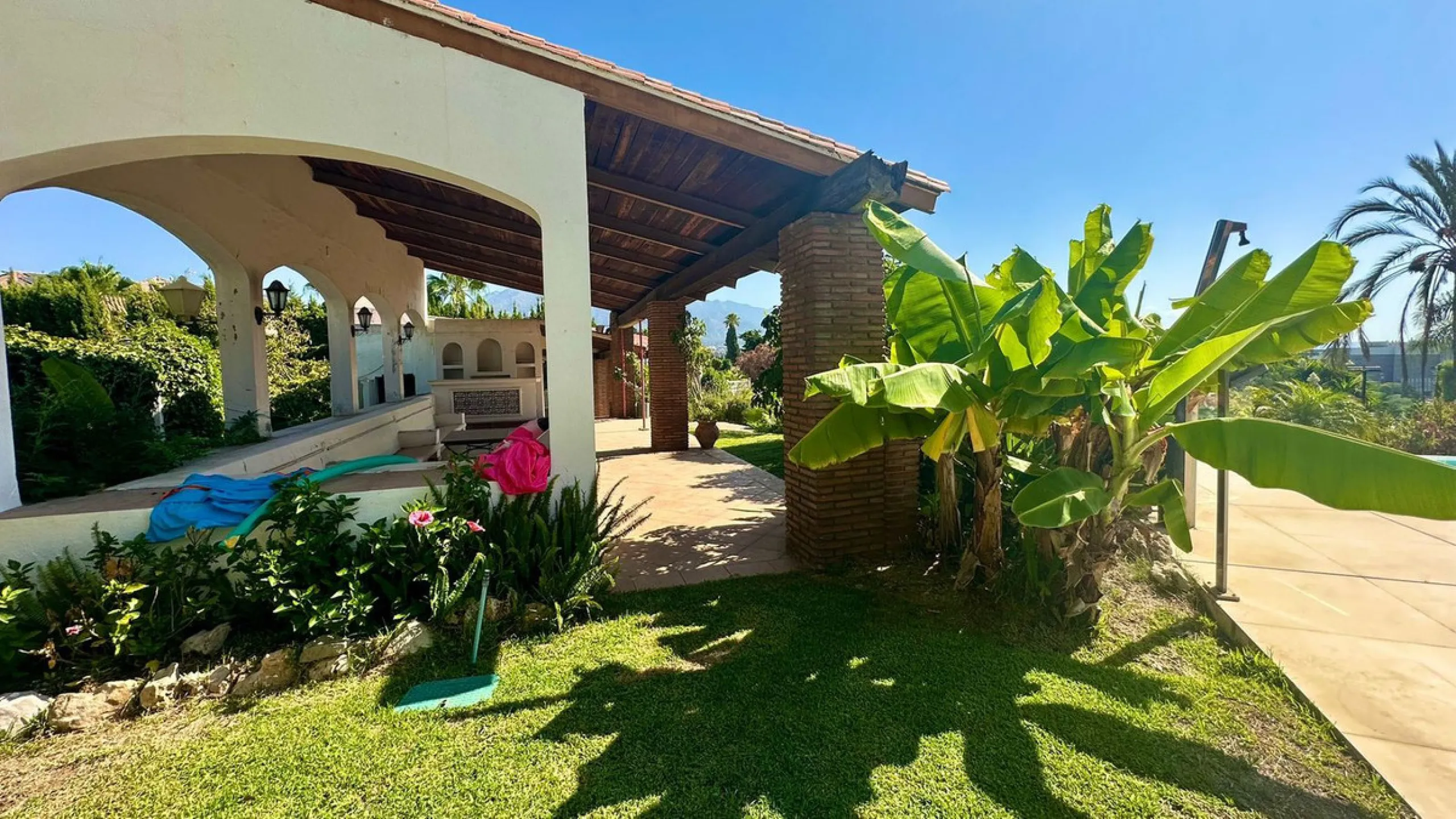 Attention investors/developers. Exclusive property in a privileged location that makes it unique on the market, just 200 metres from Puerto Banús.