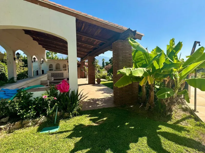 Attention investors/developers. Exclusive property in a privileged location that makes it unique on the market, just 200 metres from Puerto Banús.
