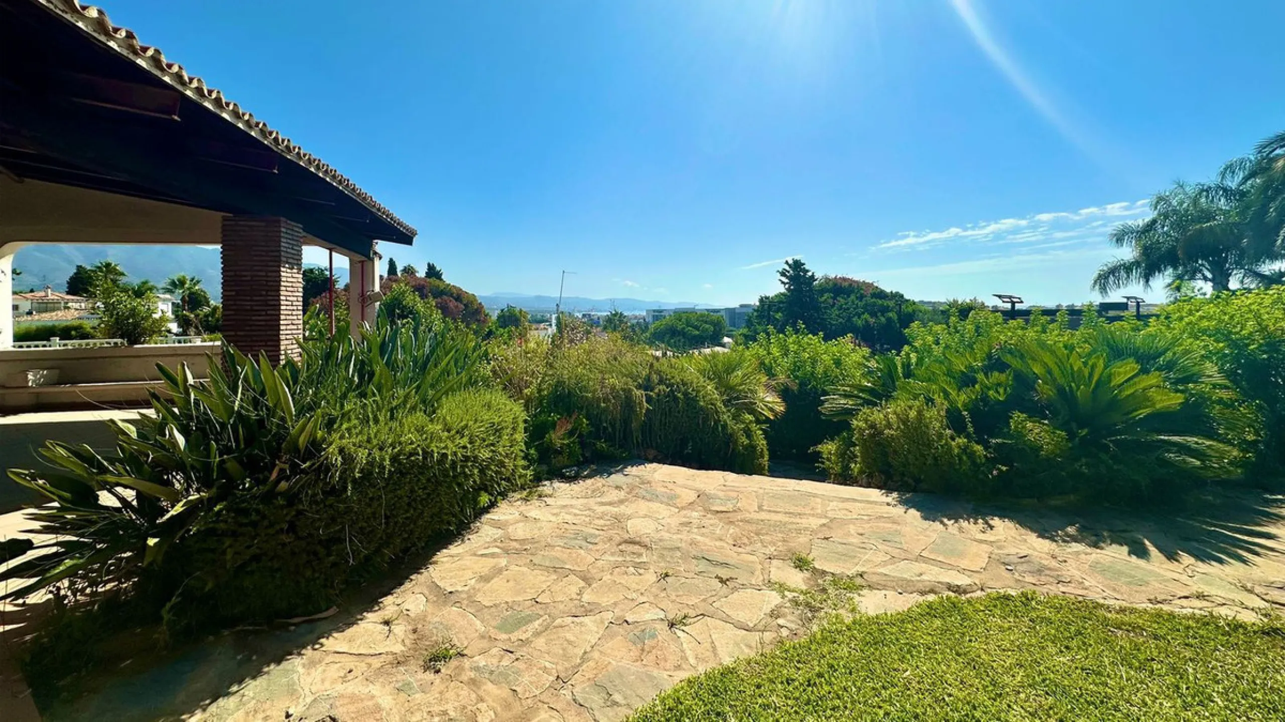 Attention investors/developers. Exclusive property in a privileged location that makes it unique on the market, just 200 metres from Puerto Banús.