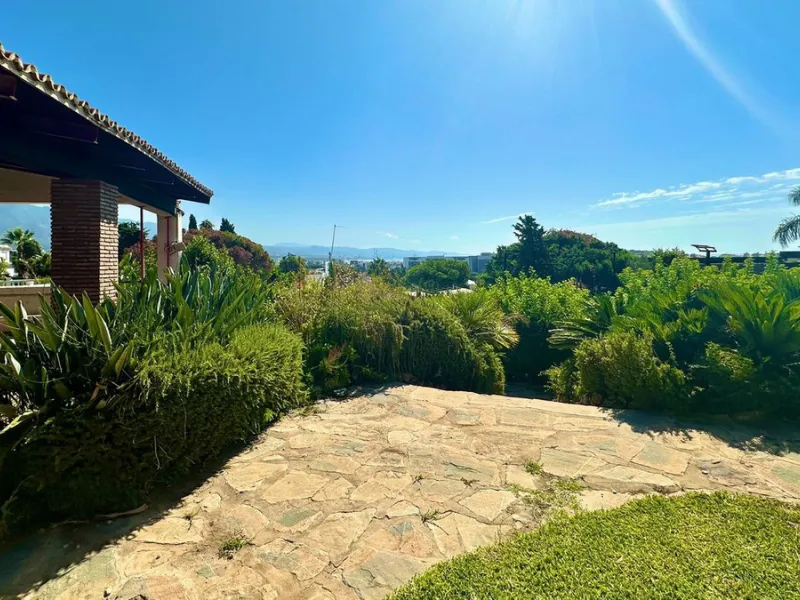 Attention investors/developers. Exclusive property in a privileged location that makes it unique on the market, just 200 metres from Puerto Banús.