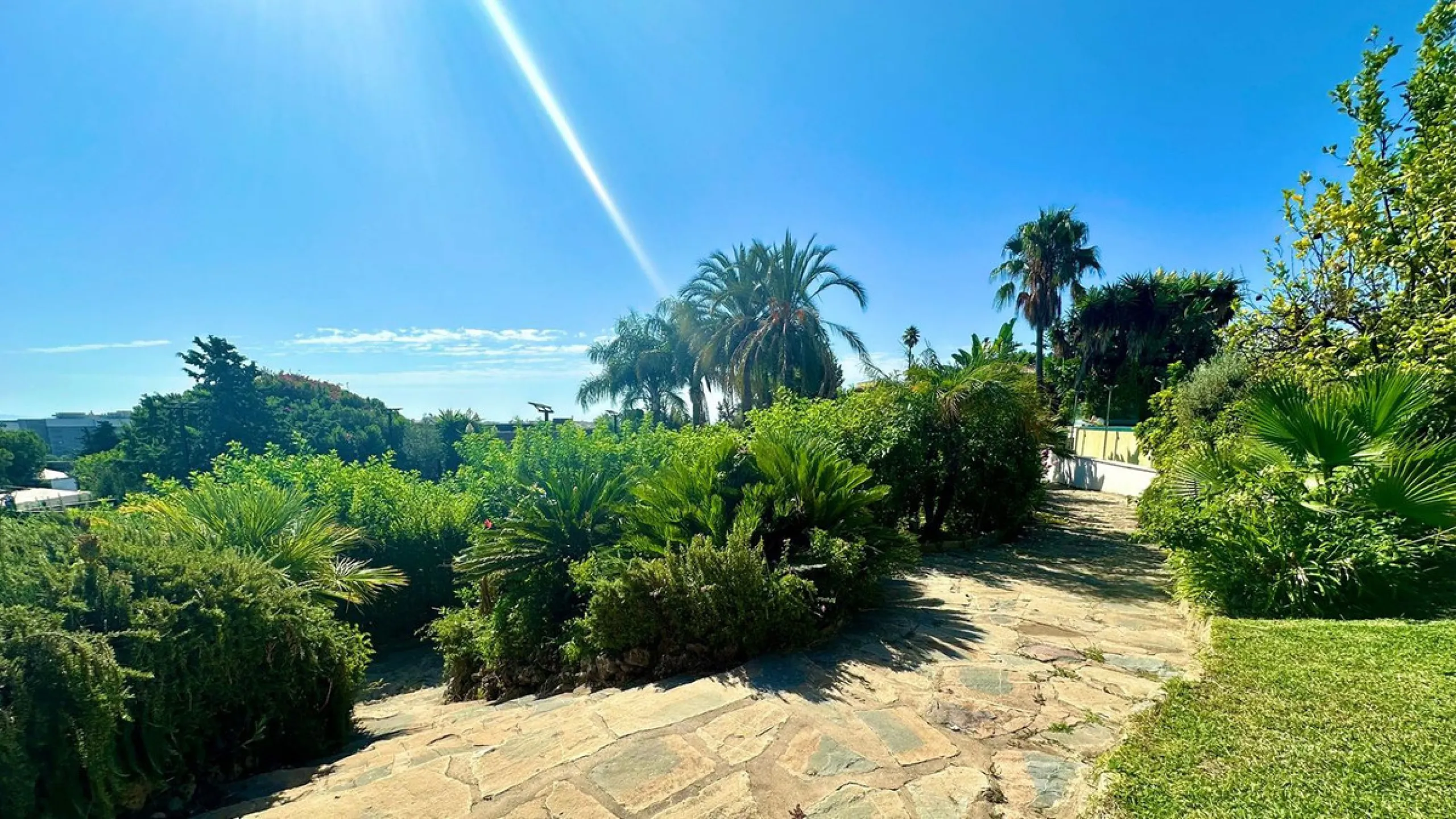 Attention investors/developers. Exclusive property in a privileged location that makes it unique on the market, just 200 metres from Puerto Banús.