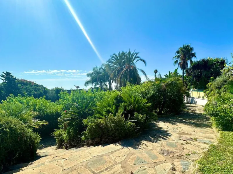 Attention investors/developers. Exclusive property in a privileged location that makes it unique on the market, just 200 metres from Puerto Banús.