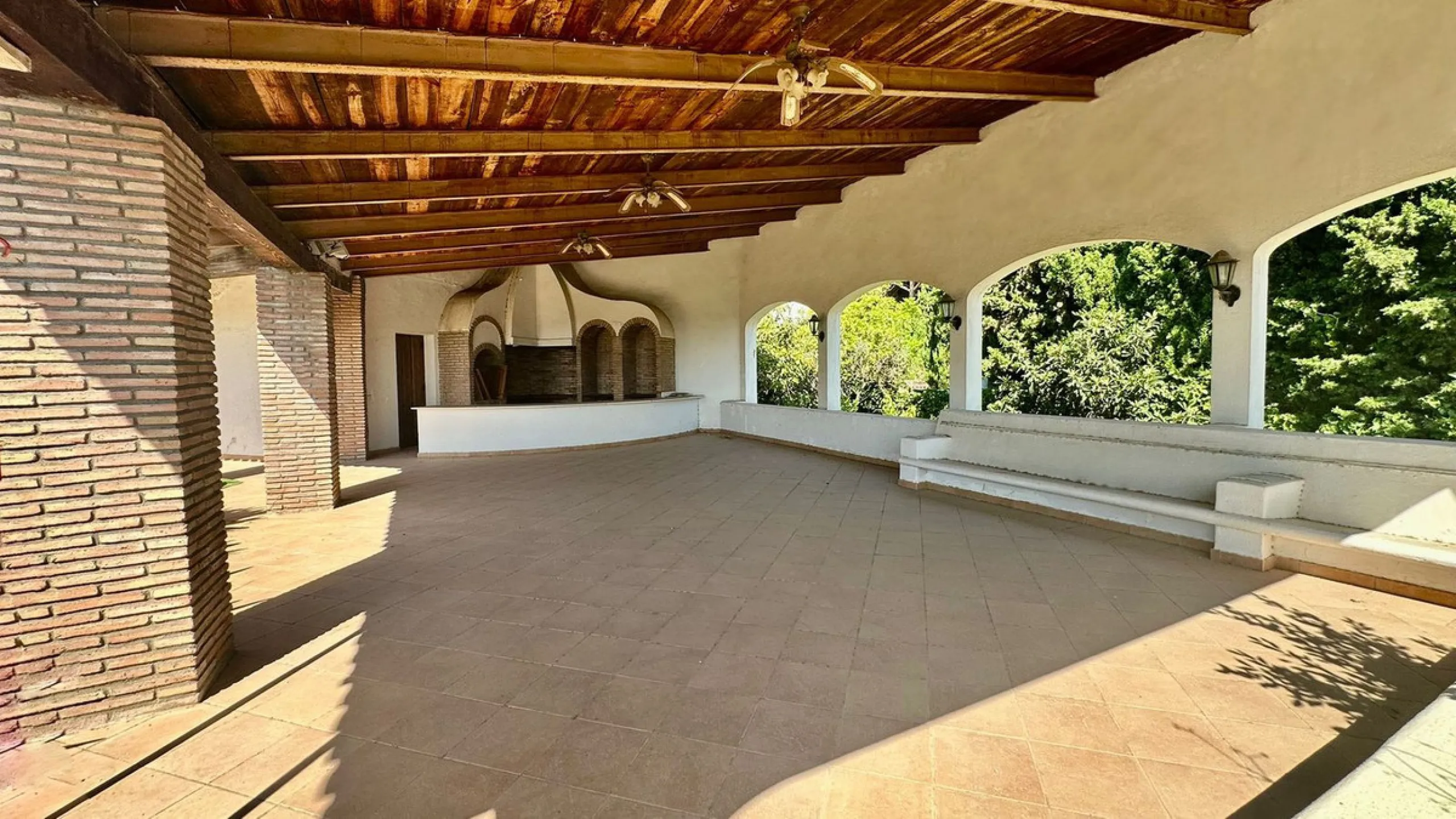 Attention investors/developers. Exclusive property in a privileged location that makes it unique on the market, just 200 metres from Puerto Banús.