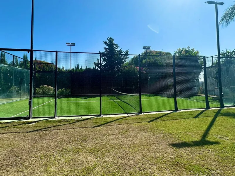 Attention investors/developers. Exclusive property in a privileged location that makes it unique on the market, just 200 metres from Puerto Banús.