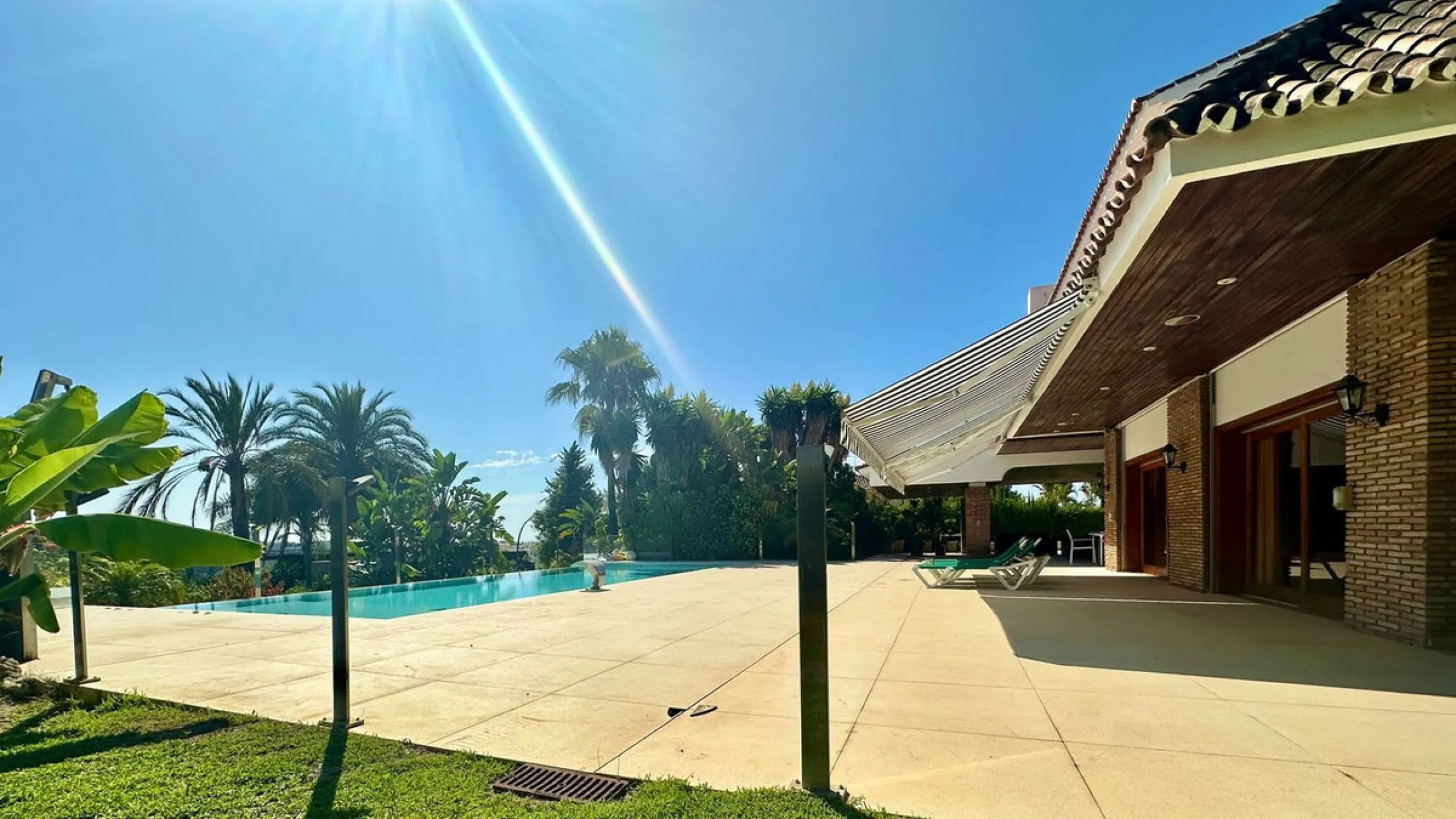 Attention investors/developers. Exclusive property in a privileged location that makes it unique on the market, just 200 metres from Puerto Banús.