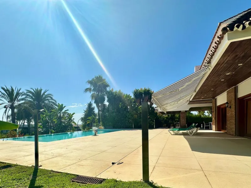 Attention investors/developers. Exclusive property in a privileged location that makes it unique on the market, just 200 metres from Puerto Banús.