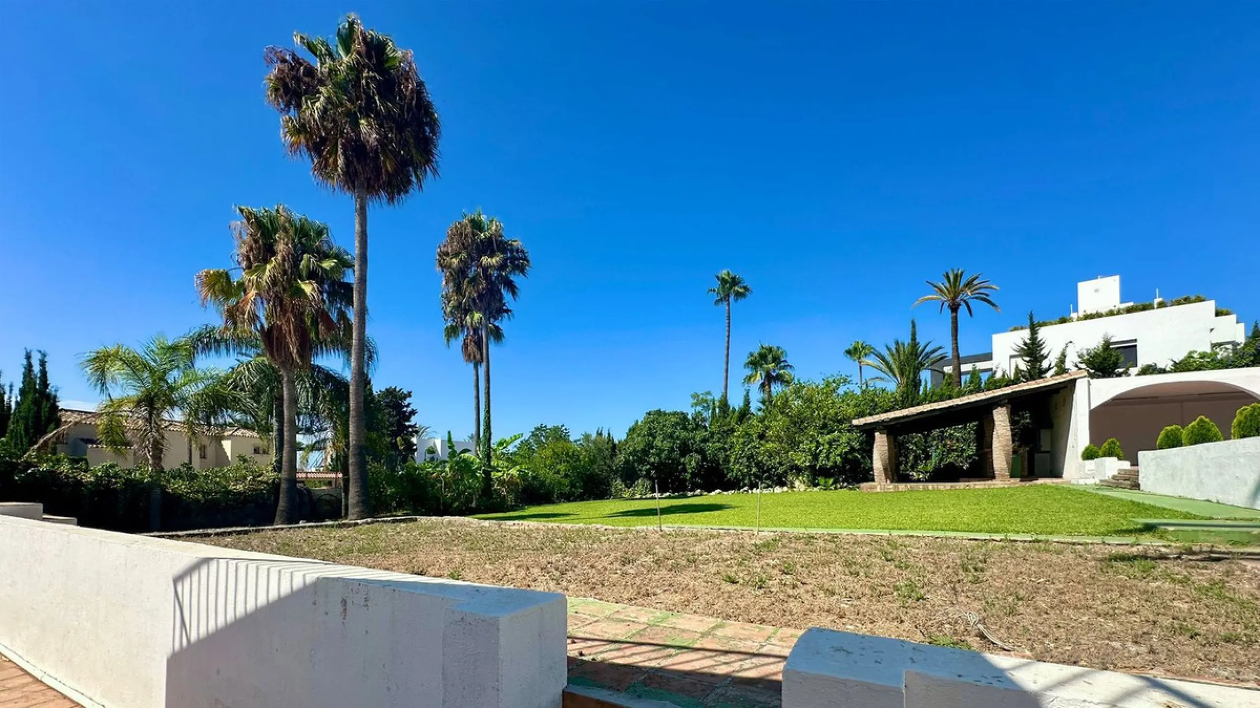 Attention investors/developers. Exclusive property in a privileged location that makes it unique on the market, just 200 metres from Puerto Banús.