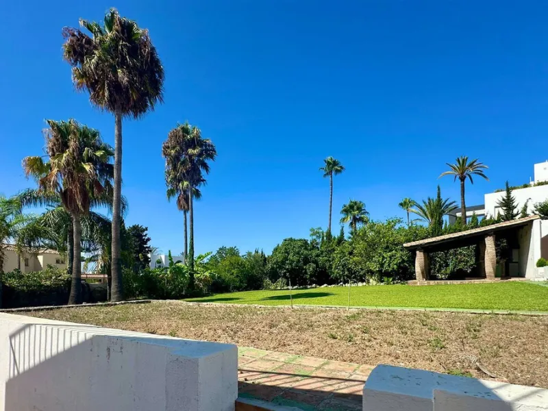 Attention investors/developers. Exclusive property in a privileged location that makes it unique on the market, just 200 metres from Puerto Banús.