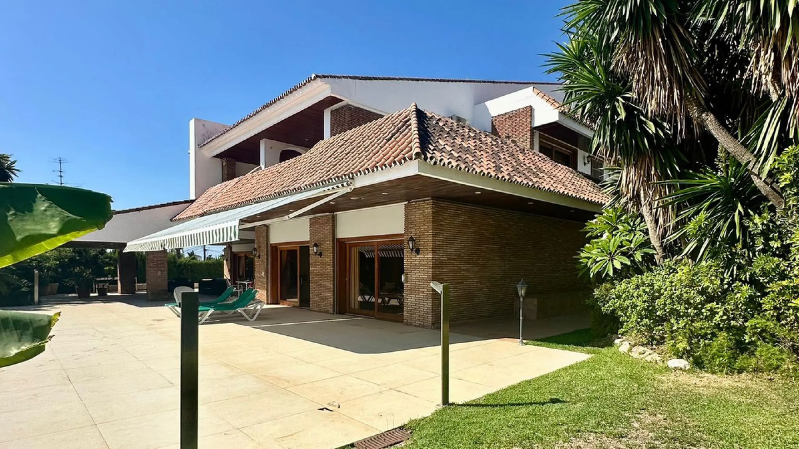 Attention investors/developers. Exclusive property in a privileged location that makes it unique on the market, just 200 metres from Puerto Banús.