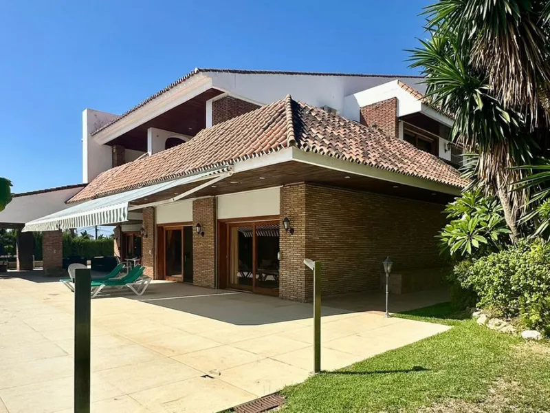Attention investors/developers. Exclusive property in a privileged location that makes it unique on the market, just 200 metres from Puerto Banús.
