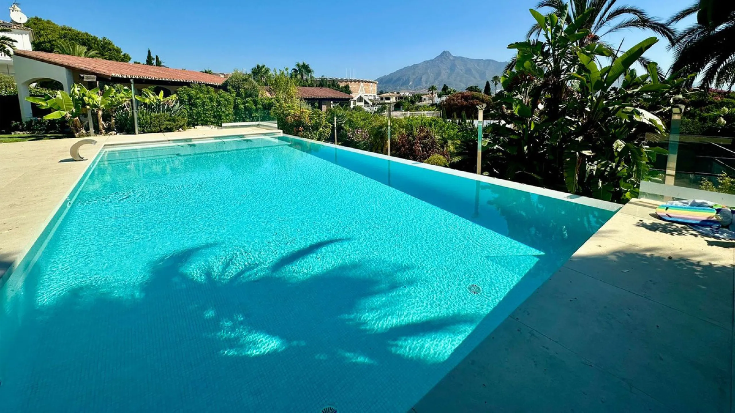 Attention investors/developers. Exclusive property in a privileged location that makes it unique on the market, just 200 metres from Puerto Banús.