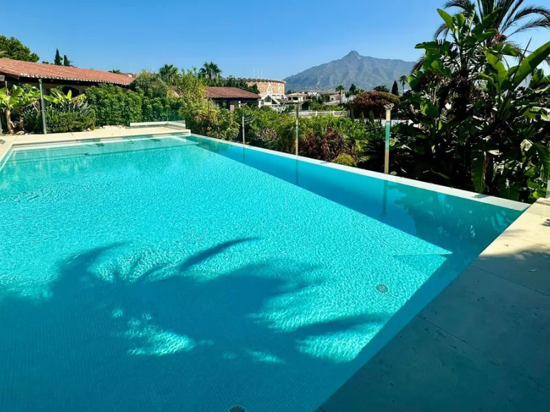 Attention investors/developers. Exclusive property in a privileged location that makes it unique on the market, just 200 metres from Puerto Banús.