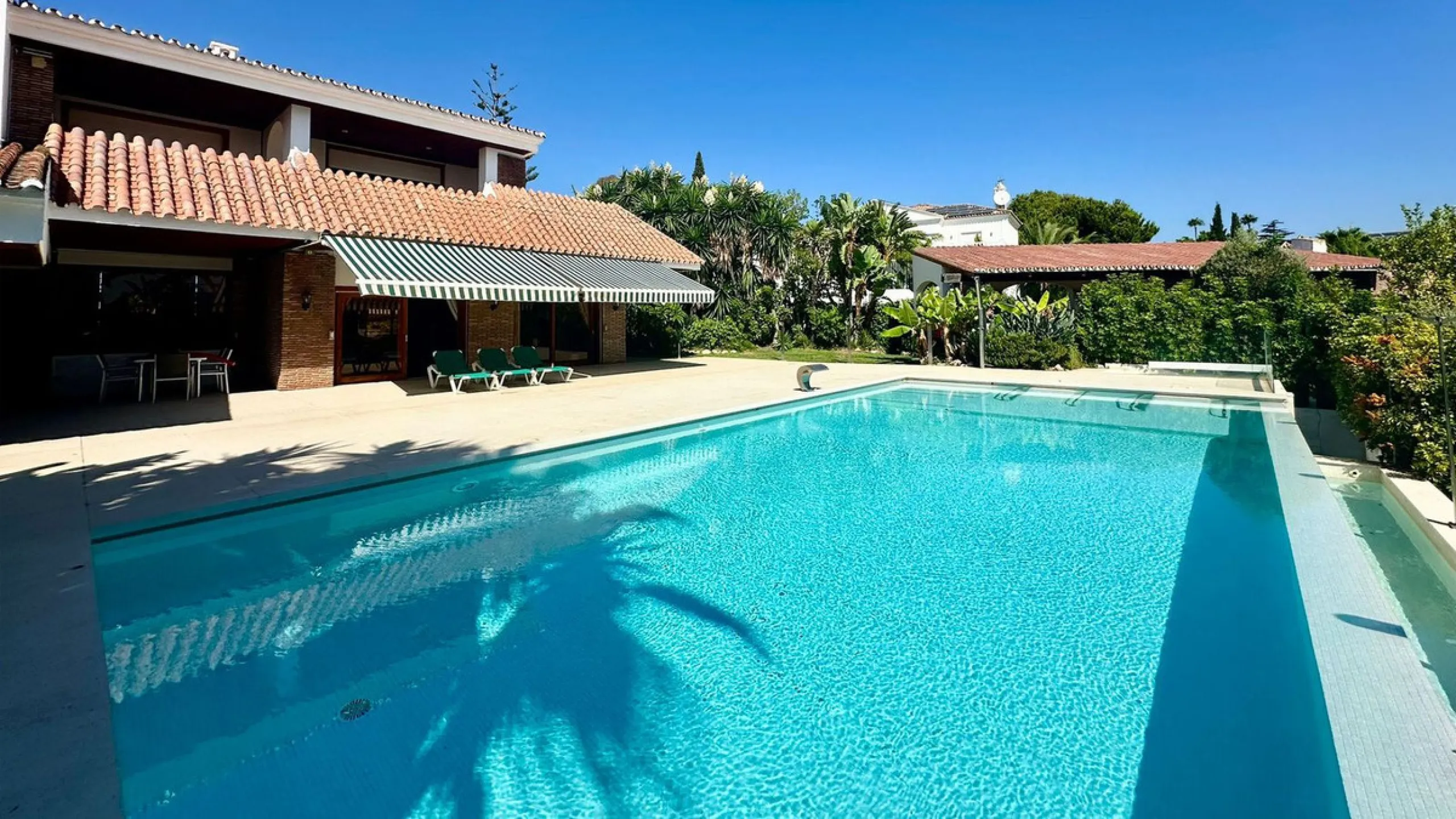 Attention investors/developers. Exclusive property in a privileged location that makes it unique on the market, just 200 metres from Puerto Banús.