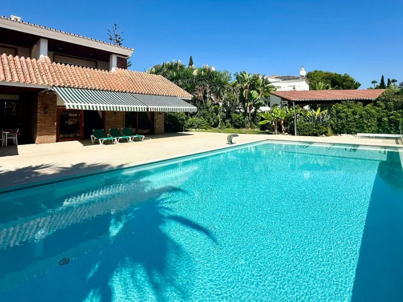 Attention investors/developers. Exclusive property in a privileged location that makes it unique on the market, just 200 metres from Puerto Banús.