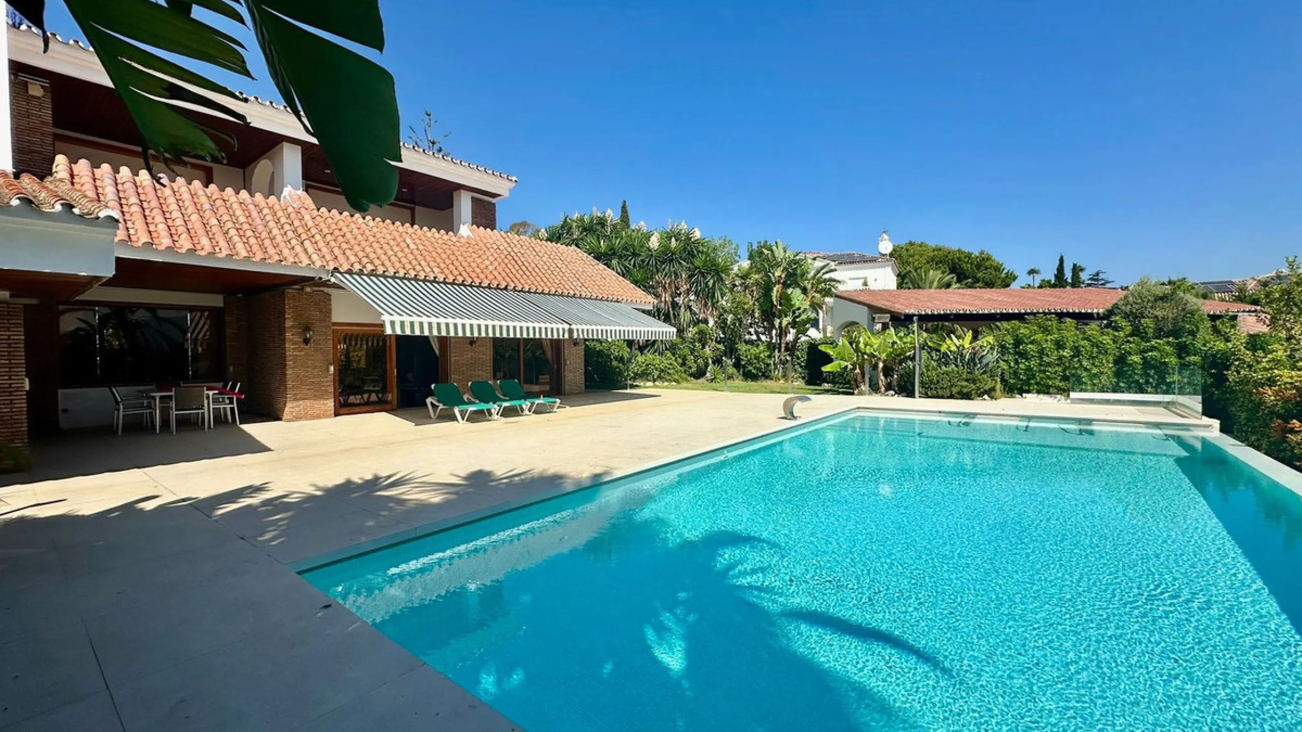 Attention investors/developers. Exclusive property in a privileged location that makes it unique on the market, just 200 metres from Puerto Banús.