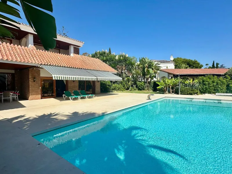 Attention investors/developers. Exclusive property in a privileged location that makes it unique on the market, just 200 metres from Puerto Banús.