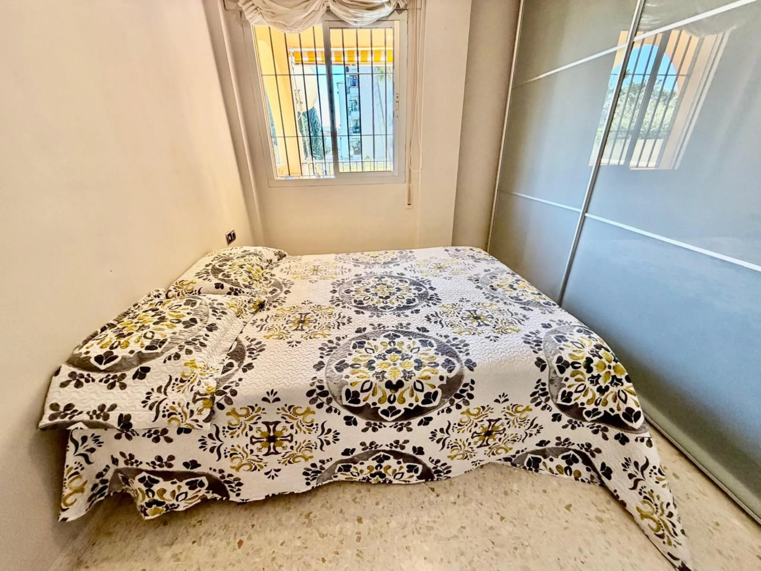 Helle Zwei-Zimmer-Wohnung mit Terrasse, Garage und ausgezeichneter Lage nahe am Meer