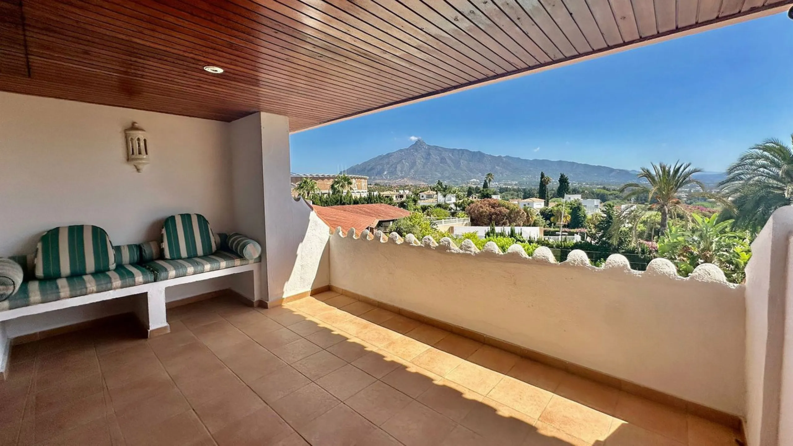 Attention investors/developers. Exclusive property in a privileged location that makes it unique on the market, just 200 metres from Puerto Banús.