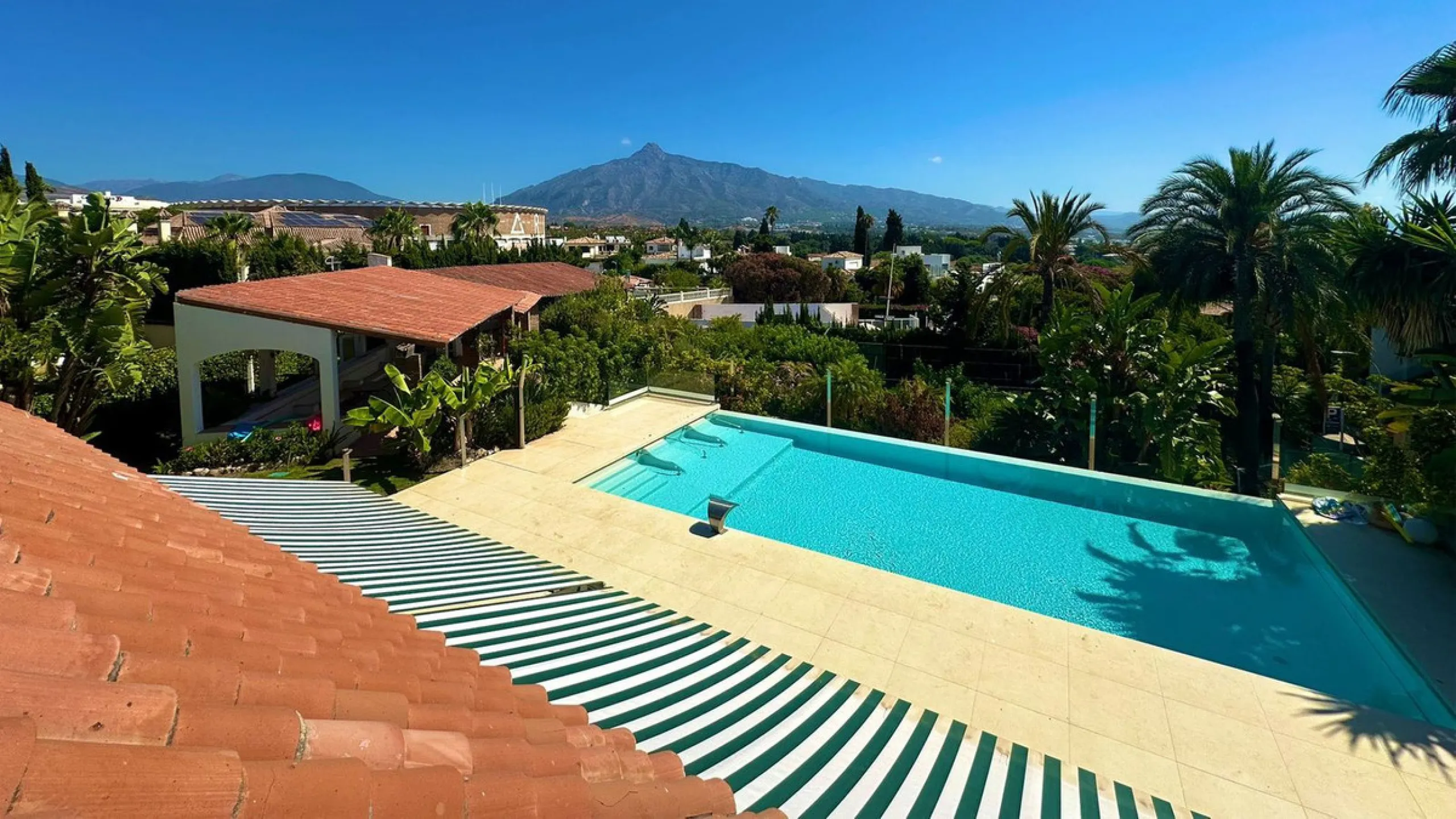Attention investors/developers. Exclusive property in a privileged location that makes it unique on the market, just 200 metres from Puerto Banús.