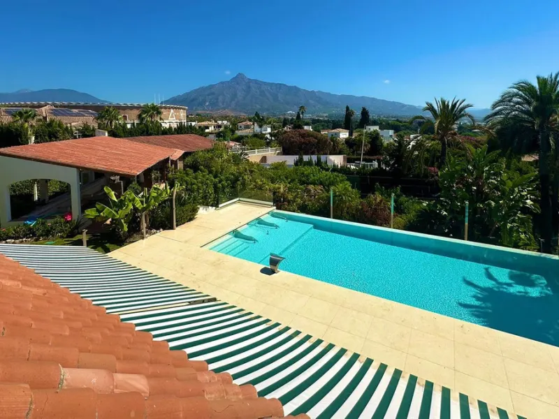 Attention investors/developers. Exclusive property in a privileged location that makes it unique on the market, just 200 metres from Puerto Banús.