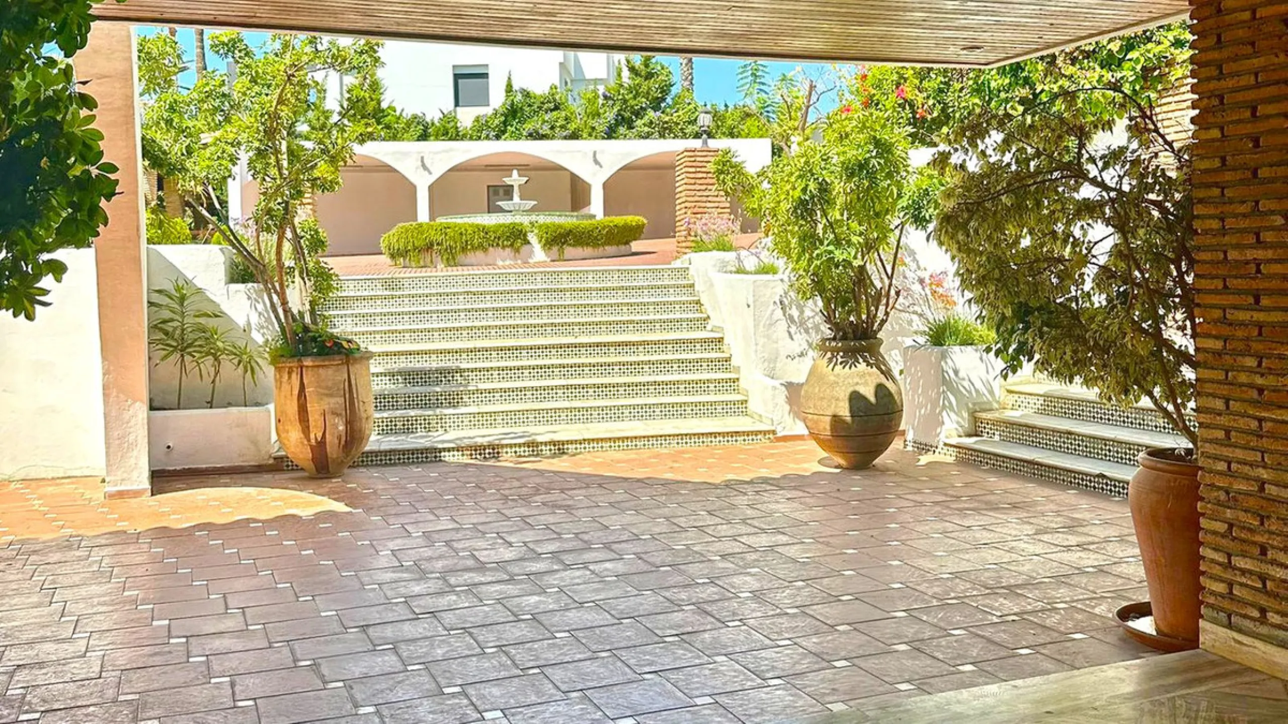 Attention investors/developers. Exclusive property in a privileged location that makes it unique on the market, just 200 metres from Puerto Banús.