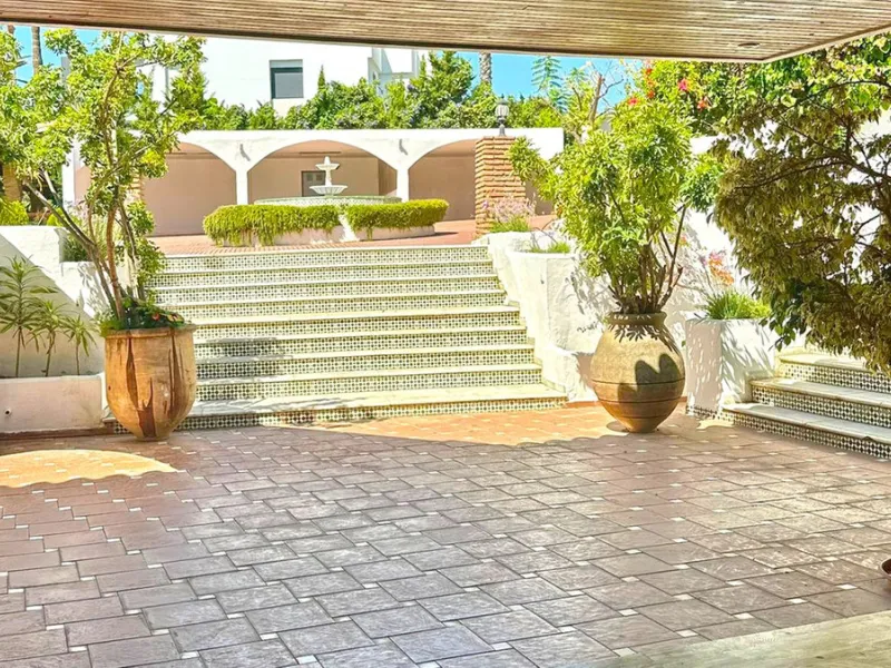 Attention investors/developers. Exclusive property in a privileged location that makes it unique on the market, just 200 metres from Puerto Banús.