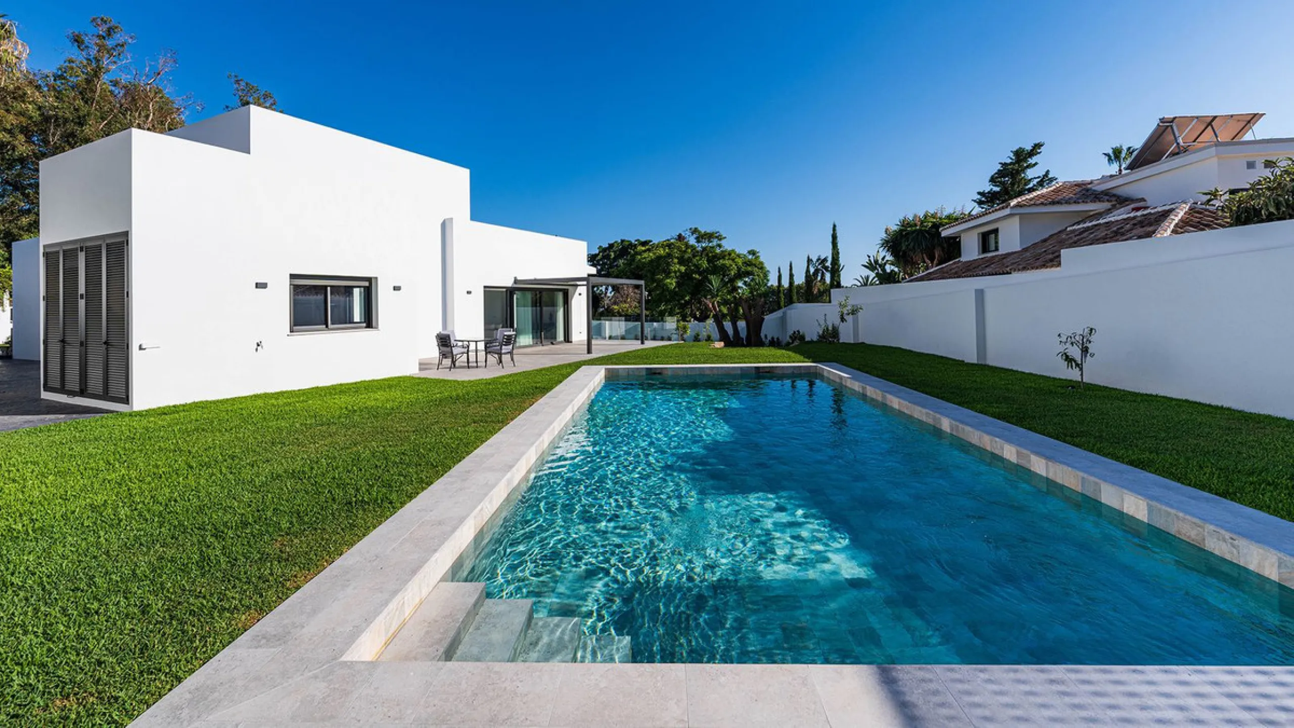 Modern, brand-new luxury villa in the heart of Marbella, located in the exclusive residential area of ​​La Merced.