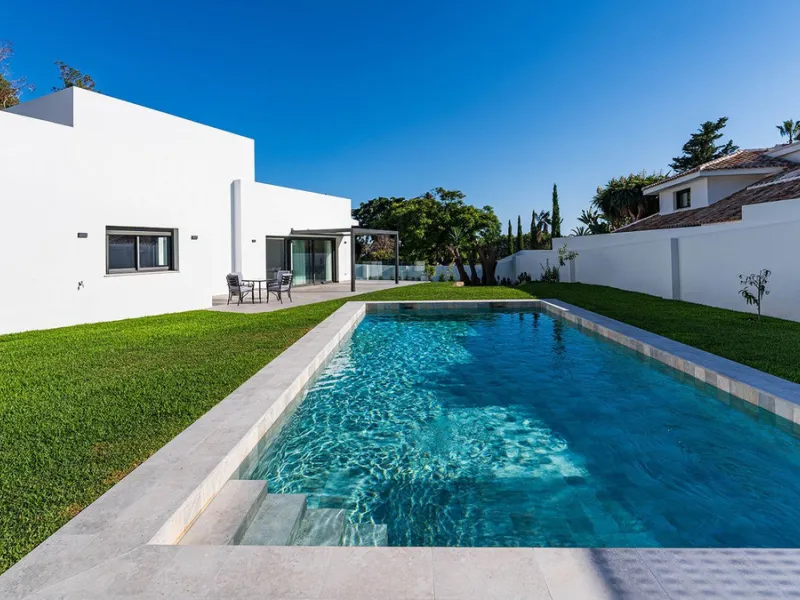 Modern, brand-new luxury villa in the heart of Marbella, located in the exclusive residential area of ​​La Merced.