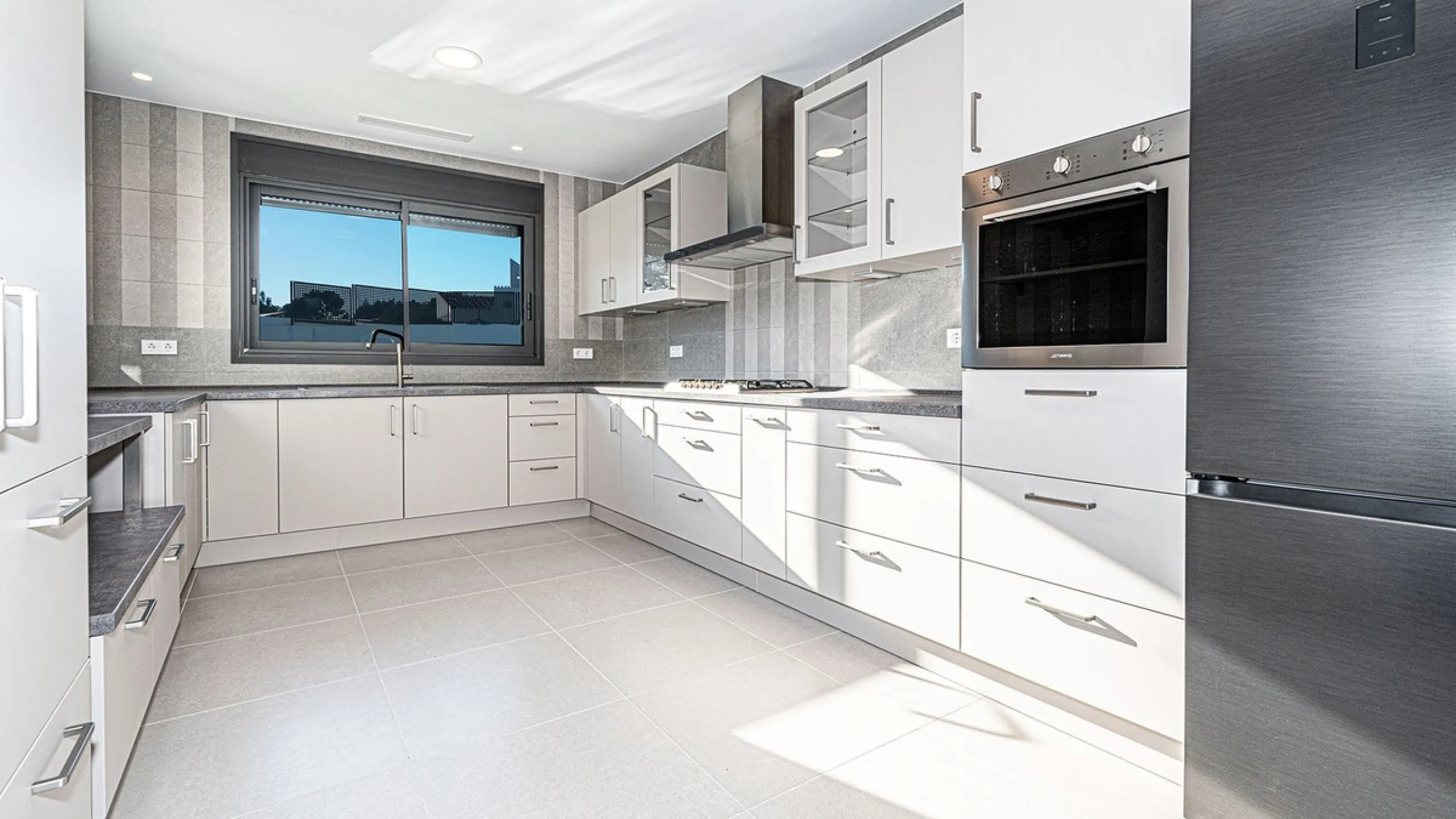 Modern, brand-new luxury villa in the heart of Marbella, located in the exclusive residential area of ​​La Merced.