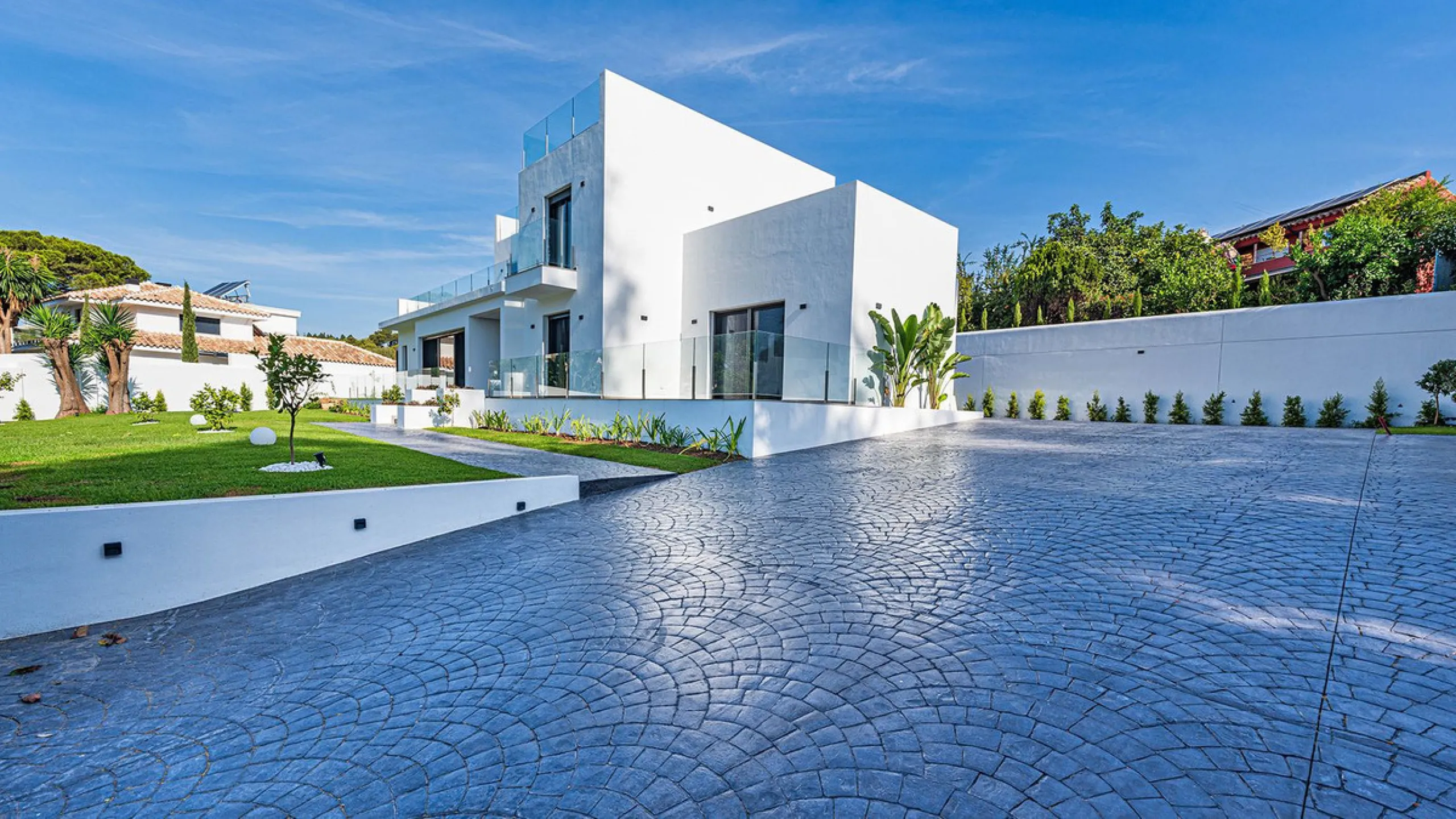 Modern, brand-new luxury villa in the heart of Marbella, located in the exclusive residential area of ​​La Merced.