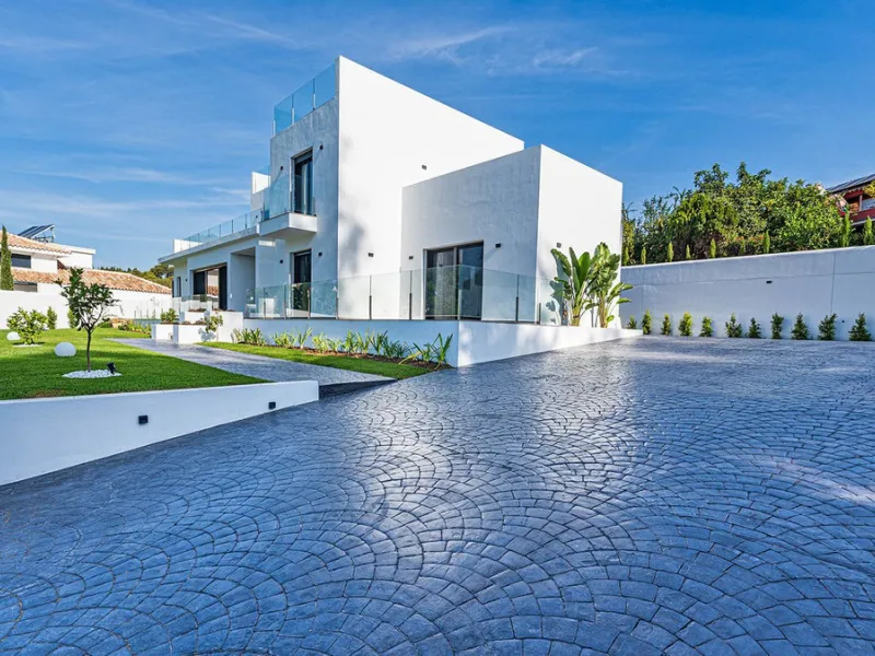 Modern, brand-new luxury villa in the heart of Marbella, located in the exclusive residential area of ​​La Merced.