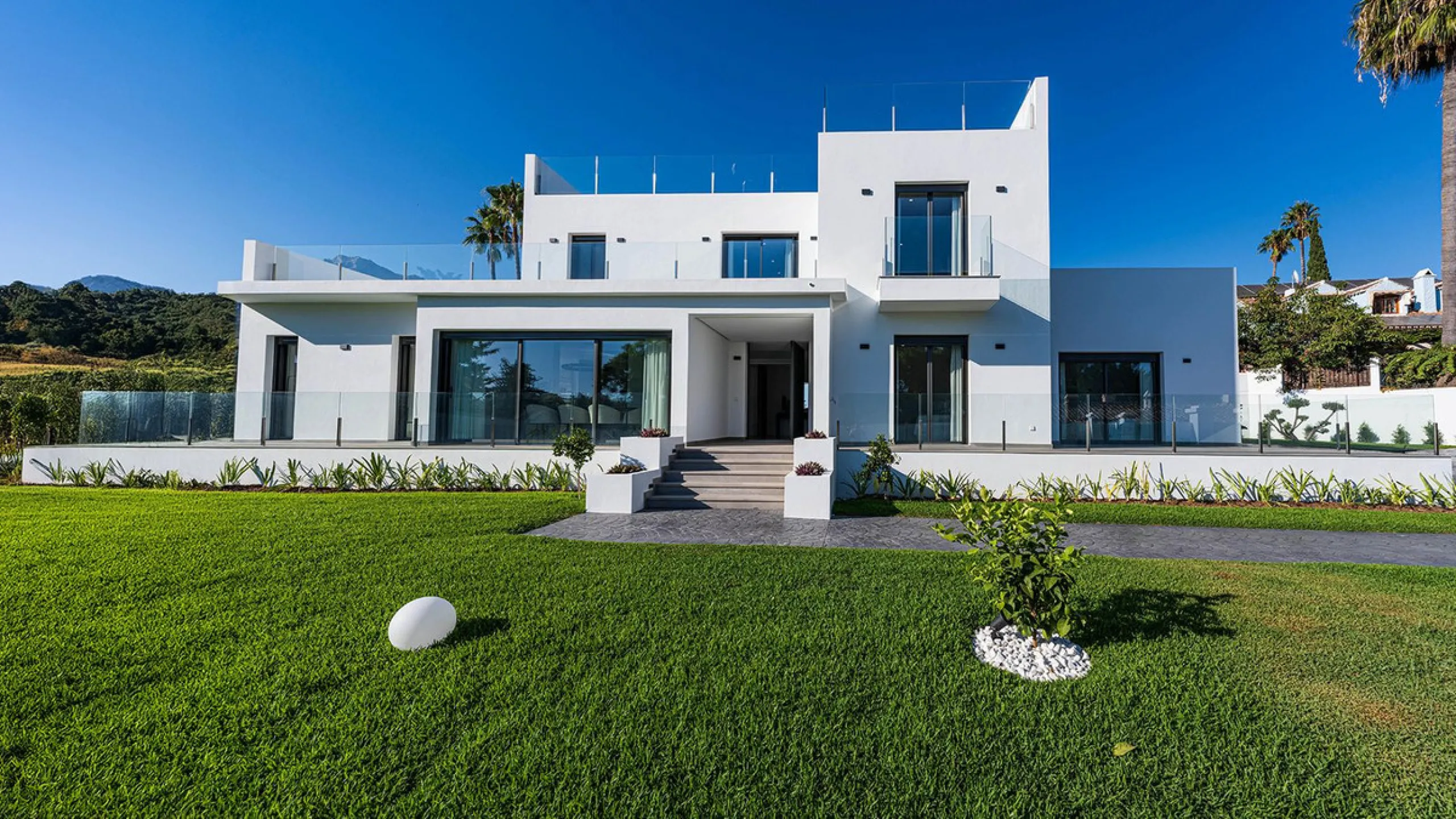 Modern, brand-new luxury villa in the heart of Marbella, located in the exclusive residential area of ​​La Merced.
