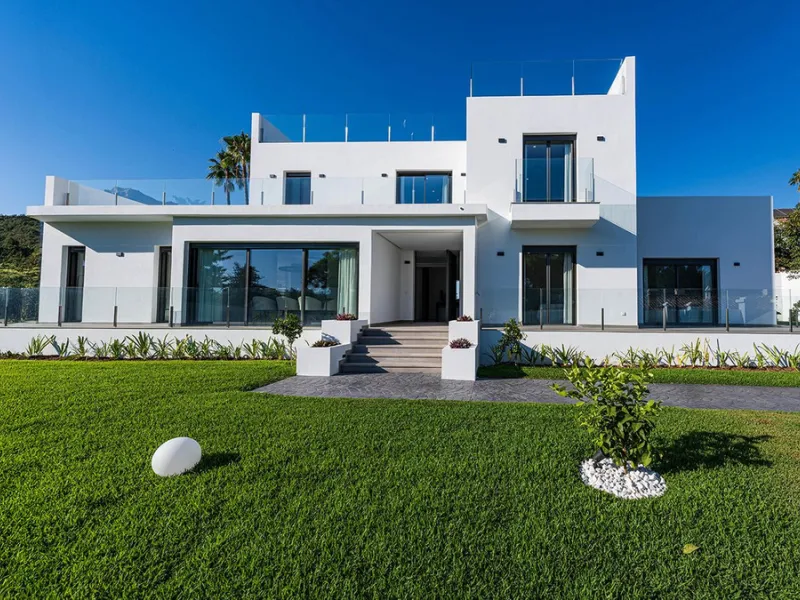 Modern, brand-new luxury villa in the heart of Marbella, located in the exclusive residential area of ​​La Merced.